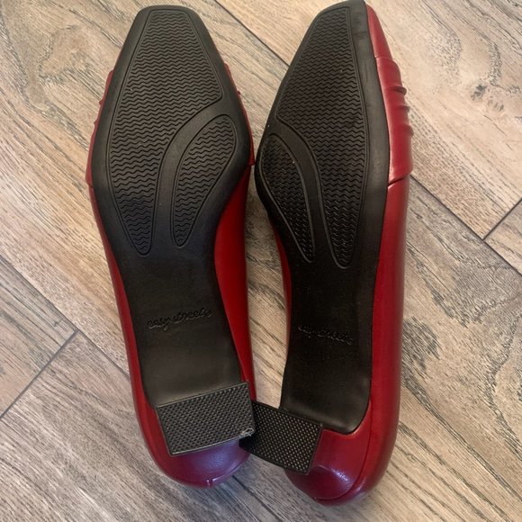 NEW EASY STREET WAIVE WOMEN'S RED FAUX LEATHER LOW KITTEN HEEL PUMPS 5M - Picture 8 of 8